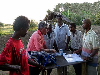 Gilberto Arru con i rappresentanti del villaggio discute le modalita' di esecuzione dei lavori.